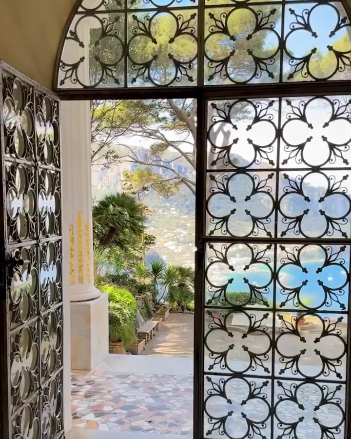 Explore Villa Lysis: Capri's Hidden Cliffside Marvel