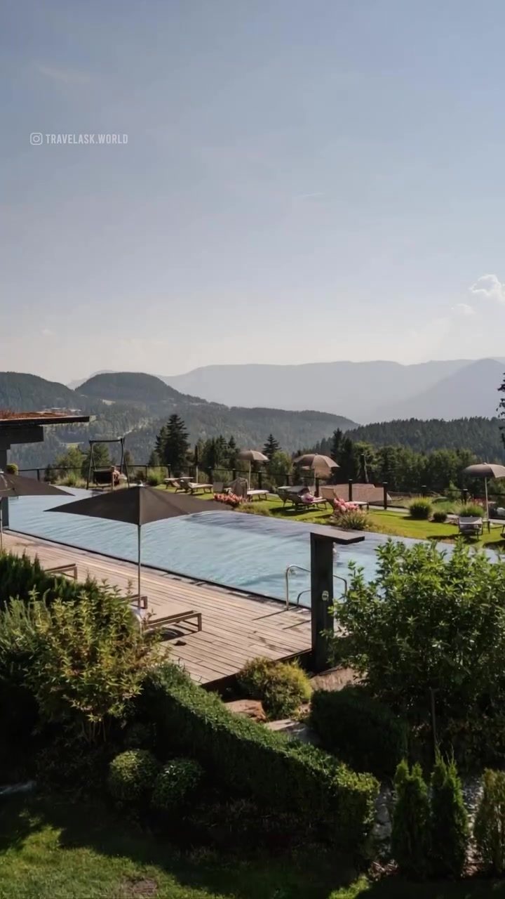 Experience Luxury: Mountain Retreats with Resort Views