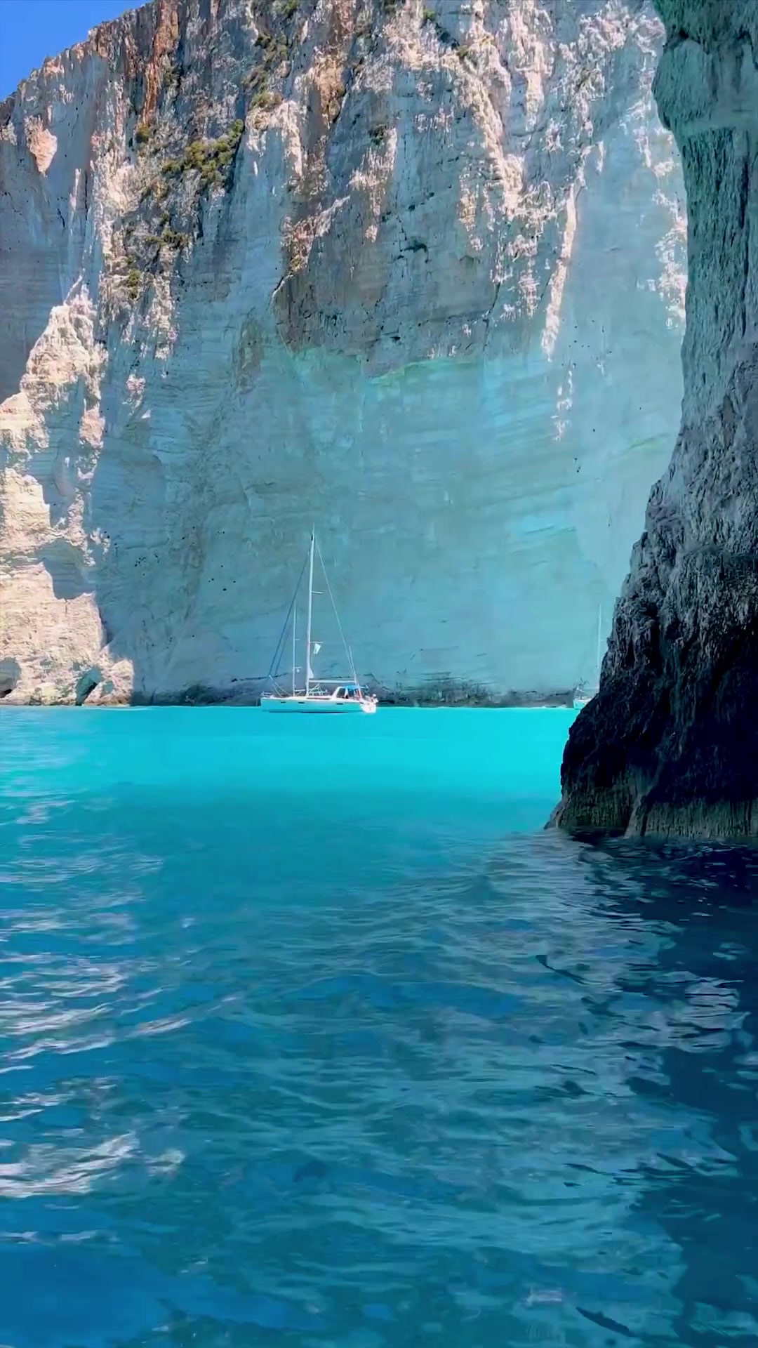 Coastal View: Turquoise Bay and White Cliffs