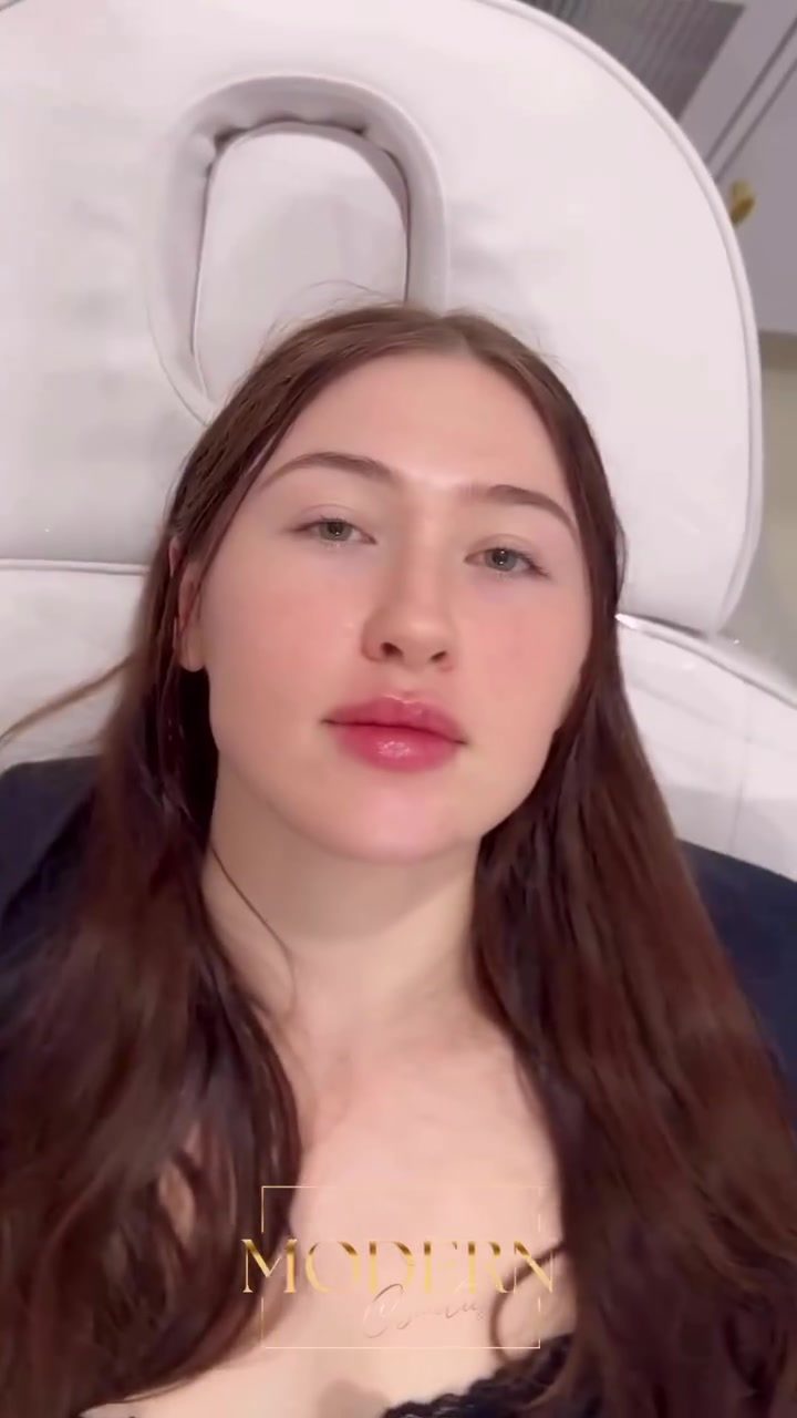 Modern Cosmetics' Expert Lip Gloss Application for Natural Beauty