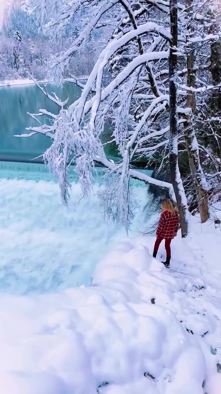 Lechfall Winter Wonderland: A Scenic Lake and Waterfall