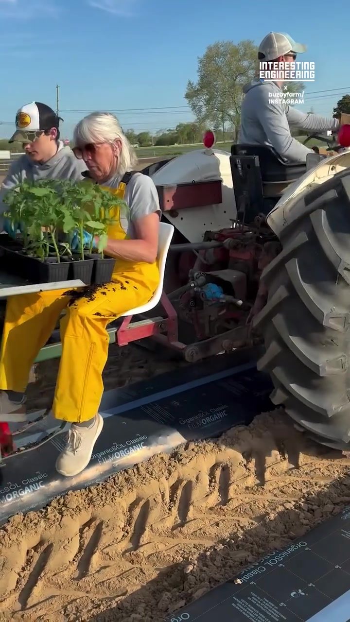Efficient Tractor Use in Modern Farming with OrganicsOL