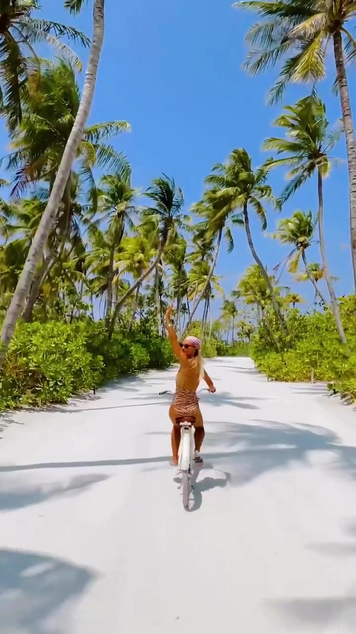 Saltyluxe's Beach Bike Ride in the Maldives