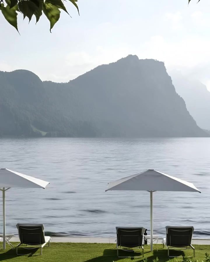 Lakeside Tranquility: Relaxing Scene with Mountain Views