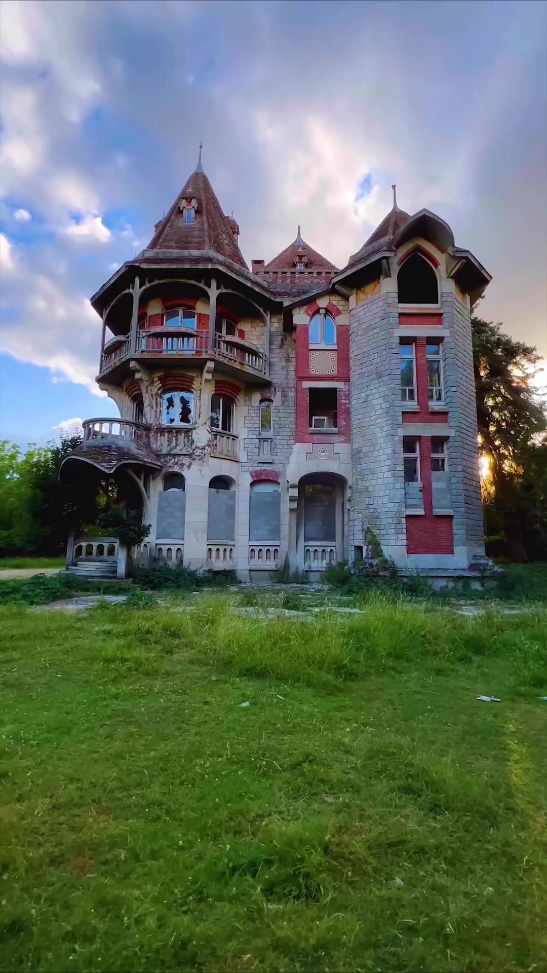 Chateau en Colimaçon: Abandoned French Mansion