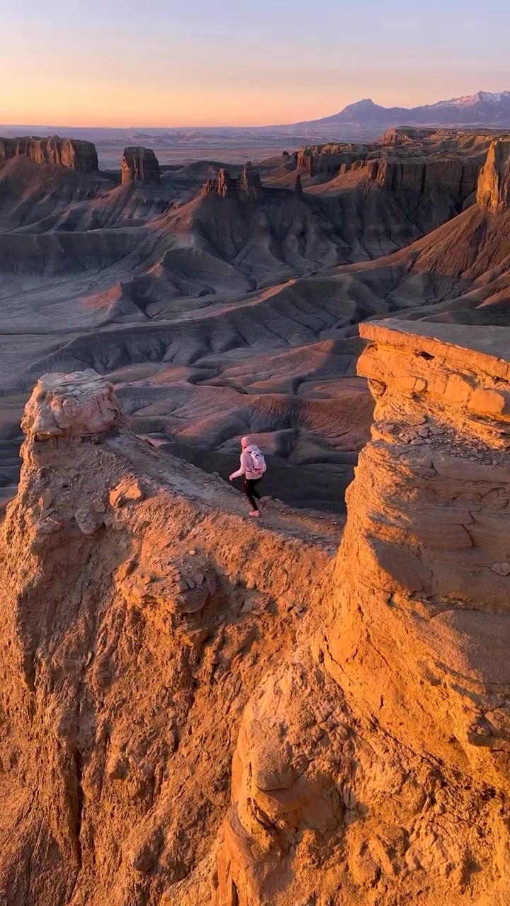 Hiking Adventure in Hanksville Utah's Mars-Like Desert
