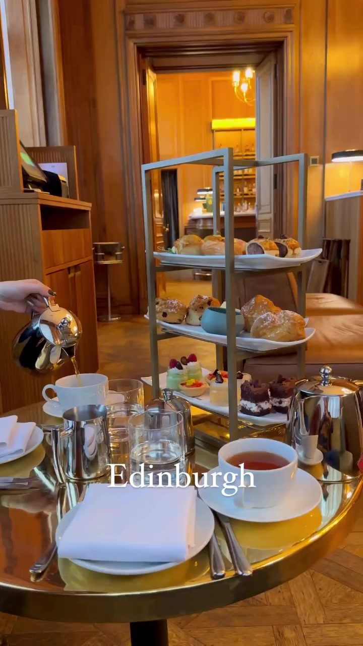 Exploring Edinburgh's Charming Streets and Iconic Cafe