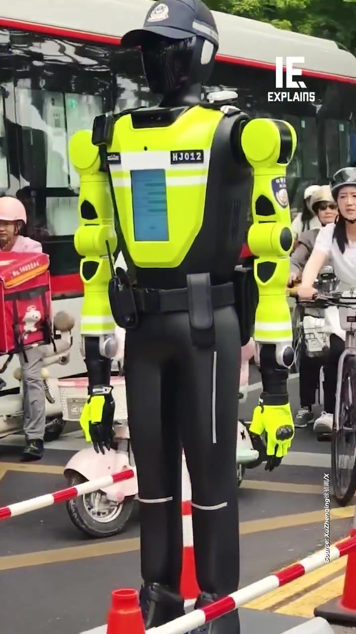 Traffic Management Revolution: China’s Robot Police in Action at West Lake