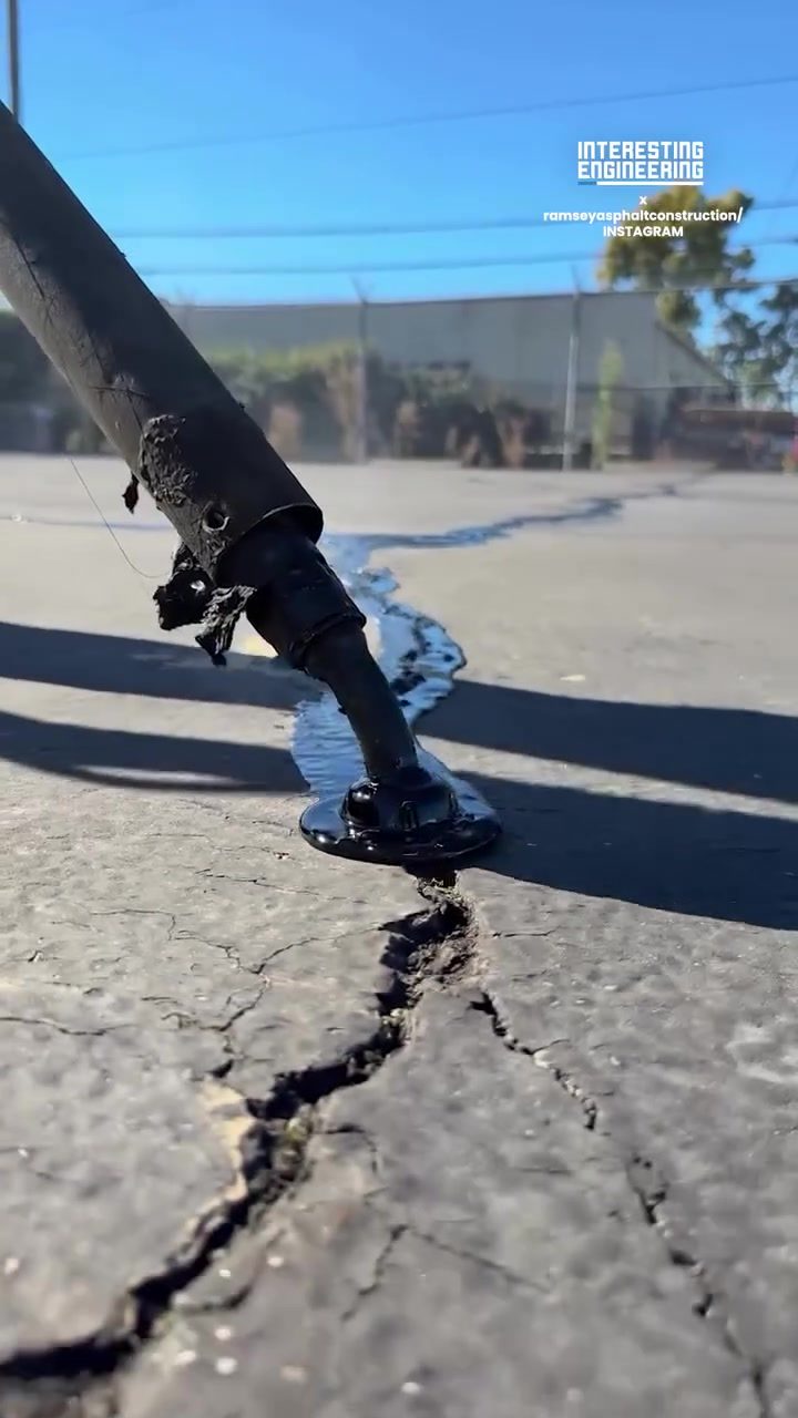 Asphalt Crack Sealing: Extend Pavement Lifespan with Heated Bitumen