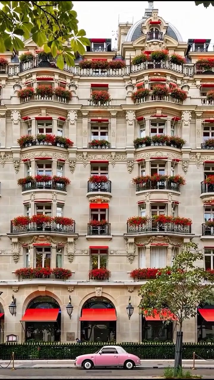 Parisian Courtyards and Balloons: Romantic Charm