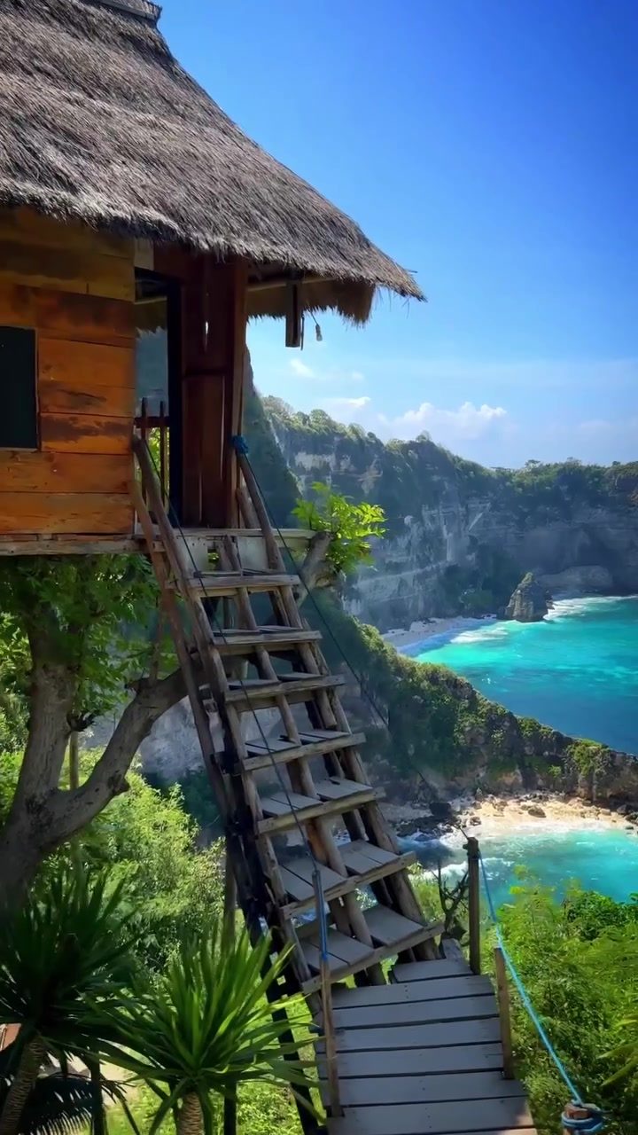 Cliffside Bungalows: Tropical Paradise with Breathtaking Views.