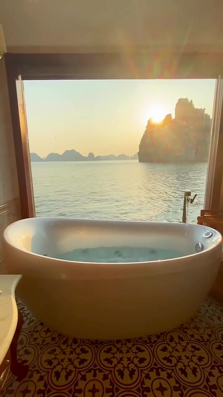 Luxury Bathtub View at Bai Tu Long Bay