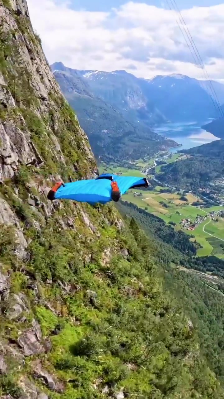 Wingsuit Flying in Norway: Espenfadnes' Adventure