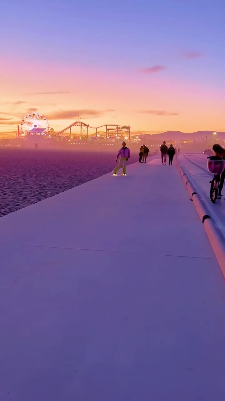 Sunset Skateboarding: Boardwalk Roller Skates
