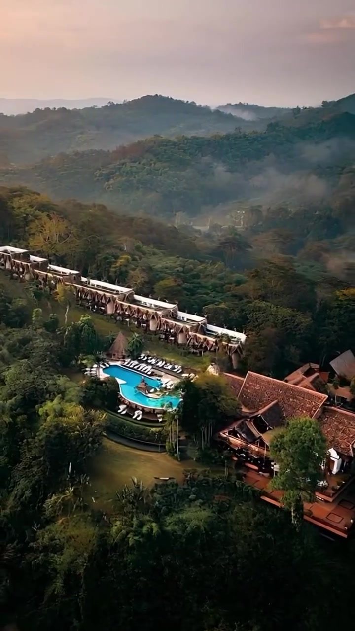 Discover Tropical Luxury Resorts Blending Nature and Elegance