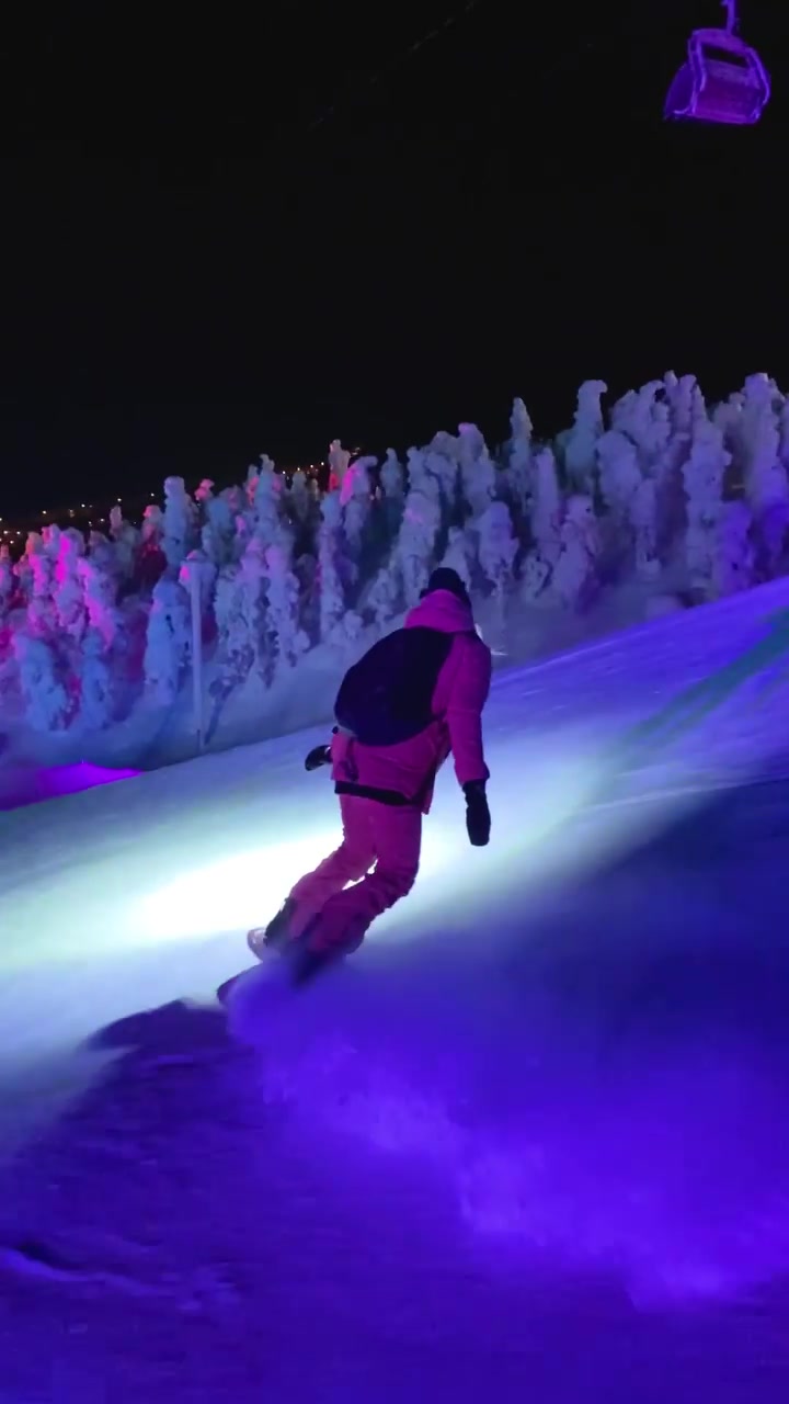 Night Snowboarding in Lapland's Vibrant Lights