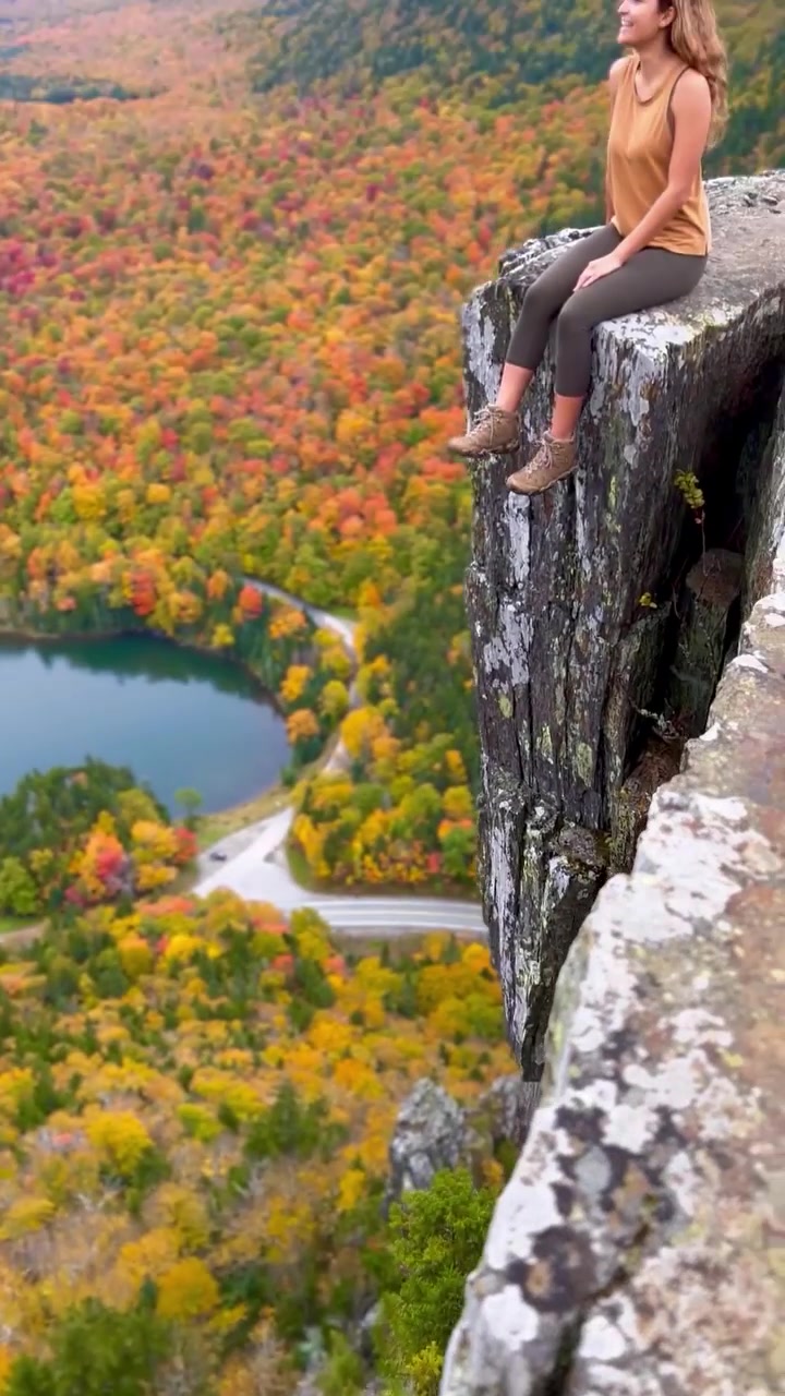 Autumn Mountain View: Fall Foliage Panorama