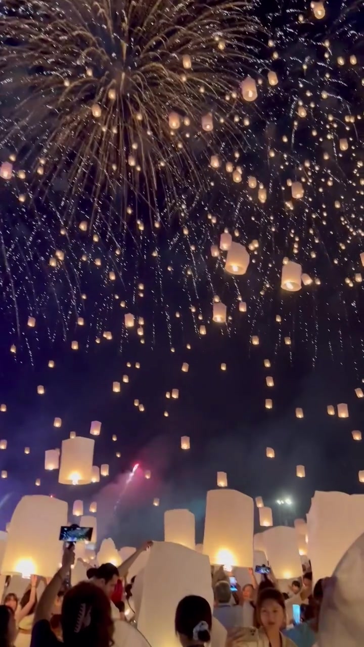 Yi Peng Lantern Festival: Thailand's Night Sky Magic