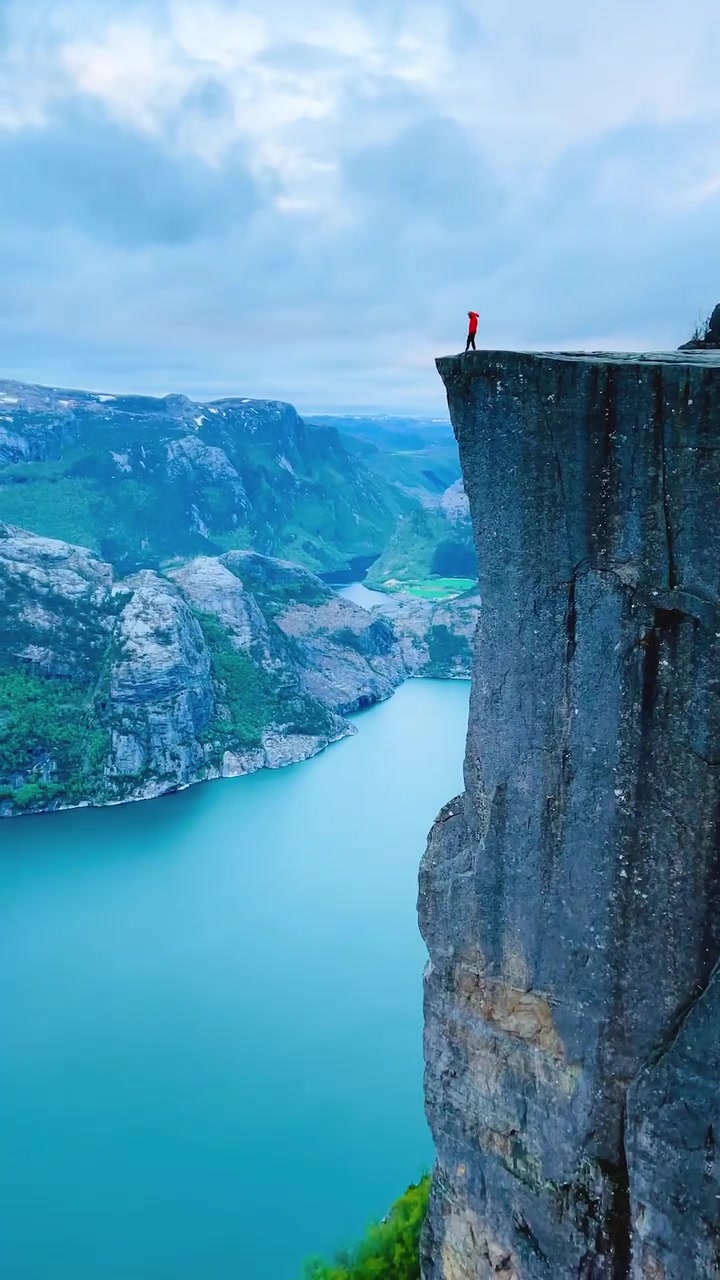 Norwegian Cliffside Landscape: Breathtaking Panoramic View