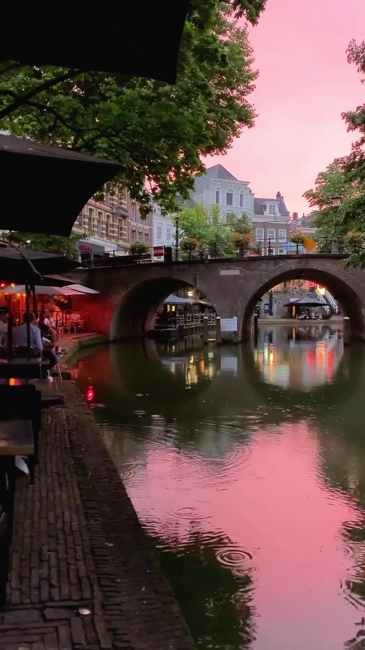 Canal View at Dusk: Serene Waterway Scene