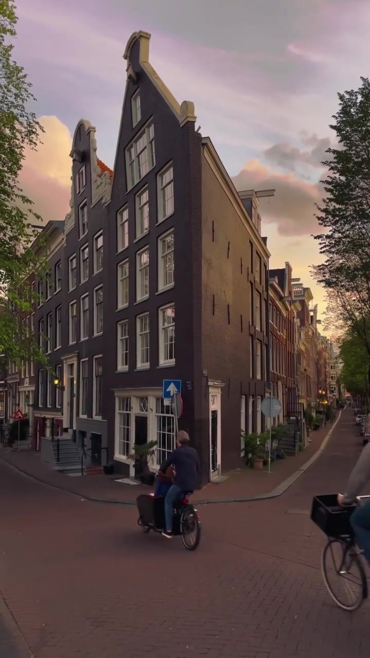 Discover Amsterdam's Charm: Canals, Architecture, and Bikes