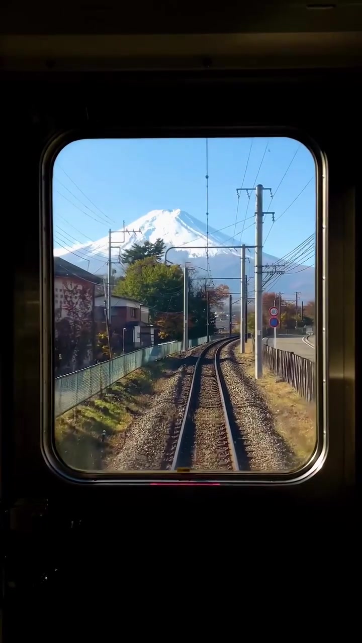 Mount Fuji Train Ride: Kawaguchiko's Autumn Views