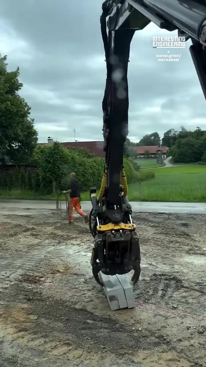 Hydraulic Grapple Precision in Construction: Block Placement