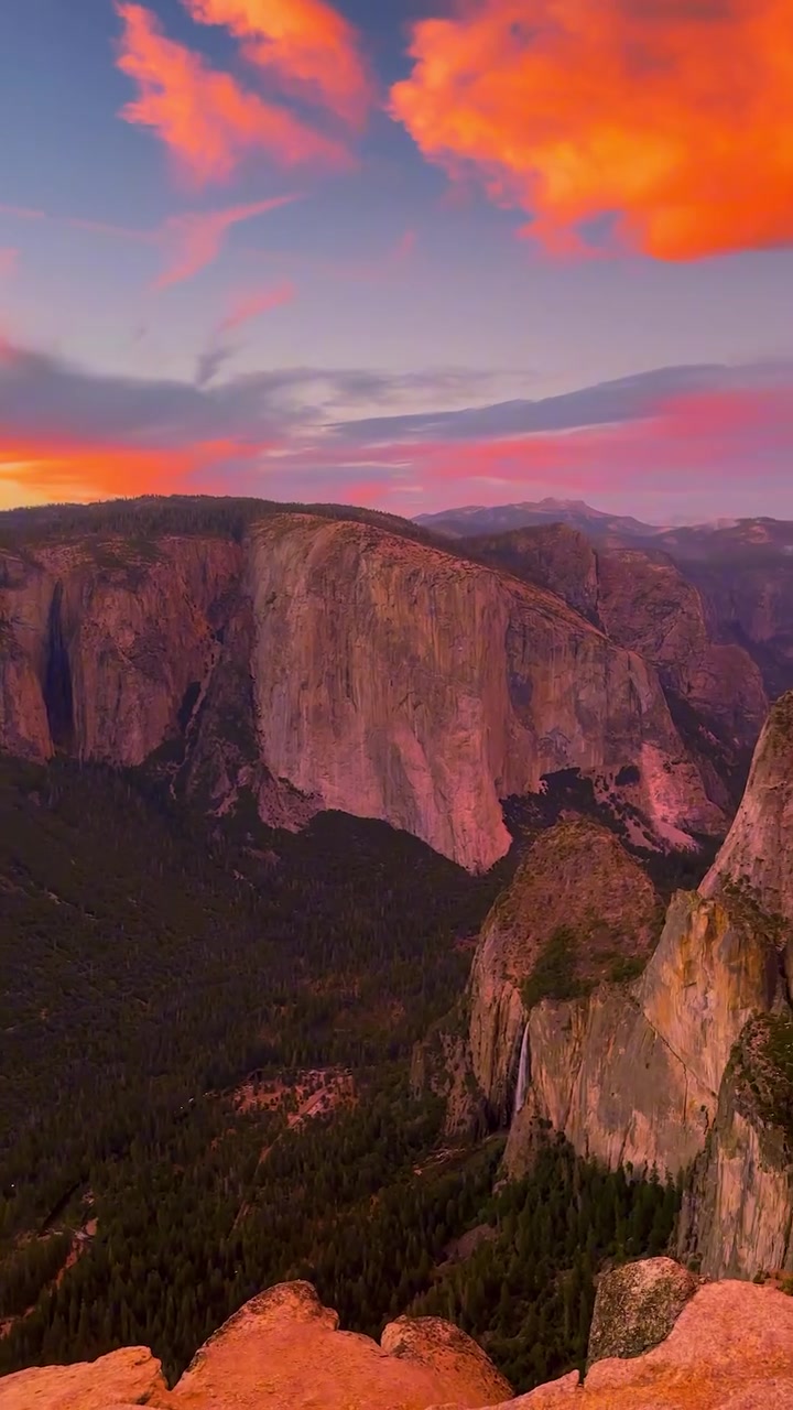 Yosemite Sunset: Crocker Point's Vibrant Sky