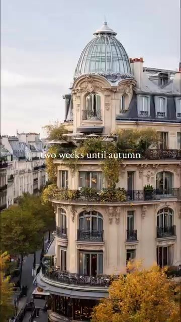 Embracing Parisian Autumn Vibes: Cozy Scenes and Iconic Views