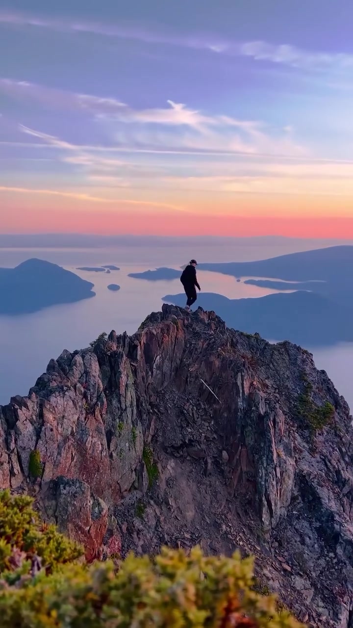 Mountain Sunrise View: Peak Beauty at Dawn