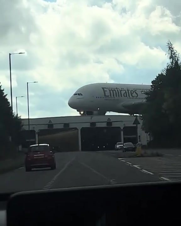 Emirates Plane's Narrow Bridge Pass Caught on Video