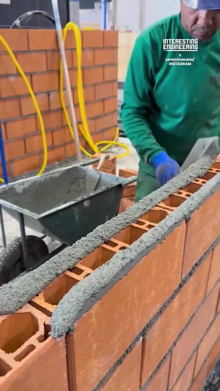 Mastering Bricklaying: Piping vs. Troweling for Mortar