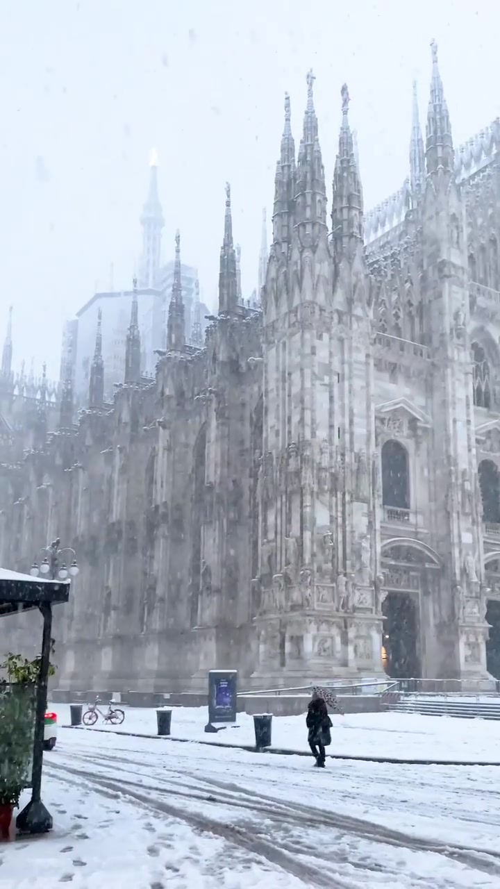 Snowy Milan: Duomo di Milano in Winter Wonderland
