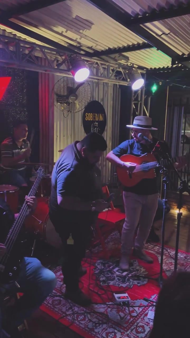 Robertinho & Banda's Energetic Live Performance