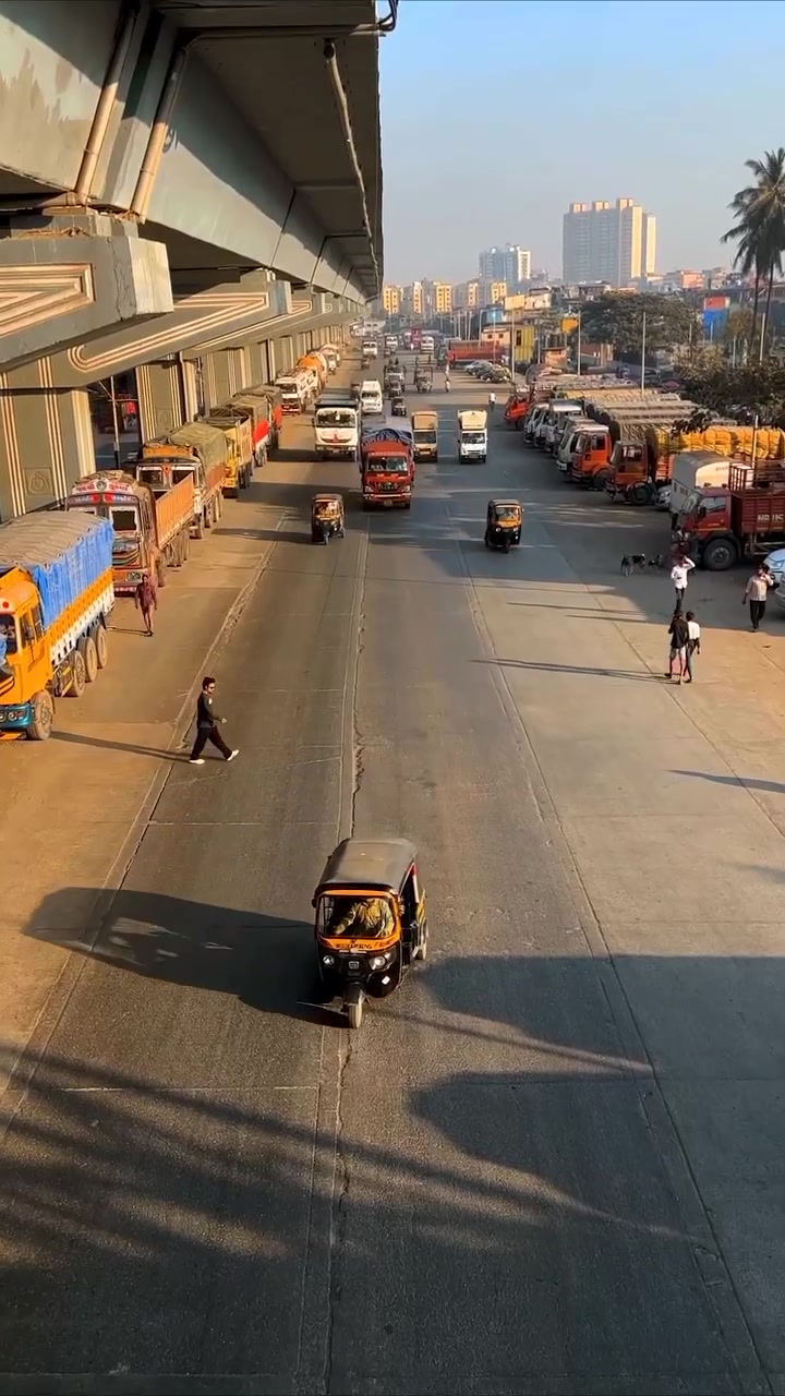 Mumbai Traffic: Street Scene and Transportation