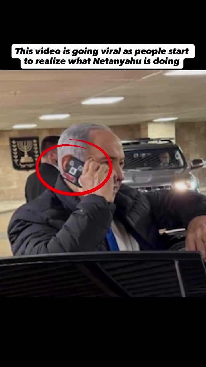 Netanyahu's Public Smartphone Use Sparks Social Media Buzz
