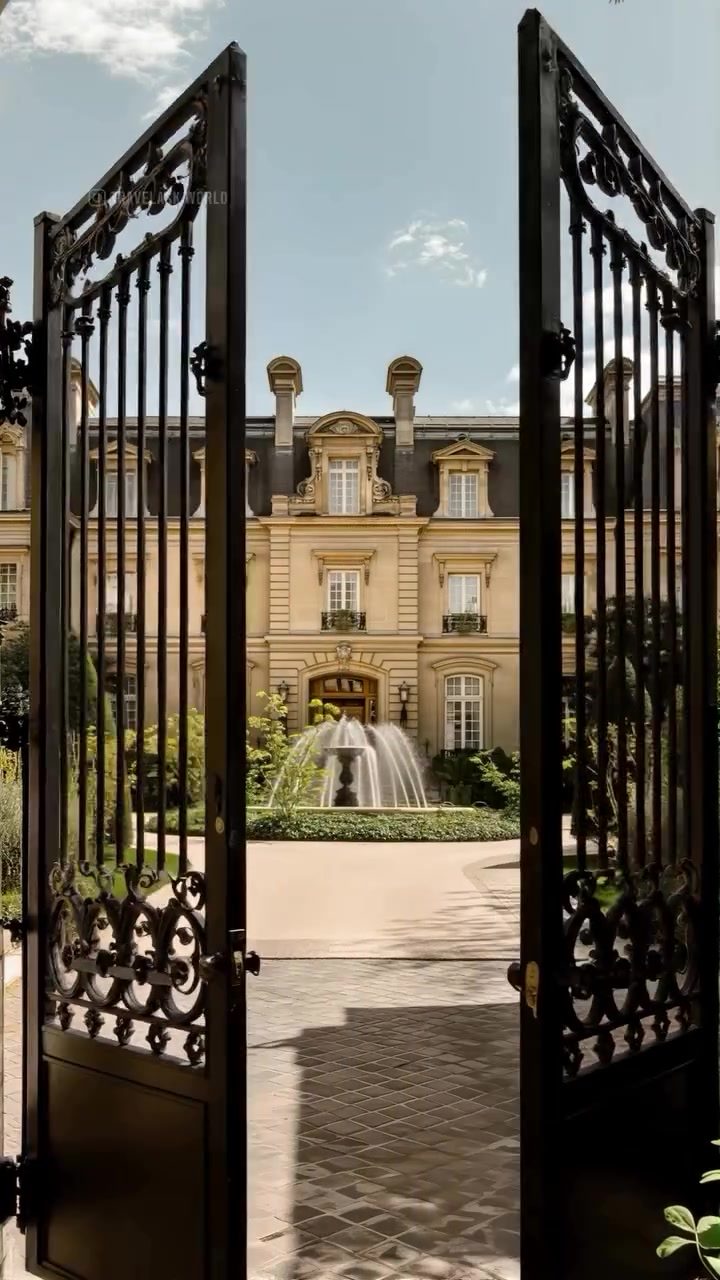Discovering Paris Luxury: Grand Entrances to Vintage Cars