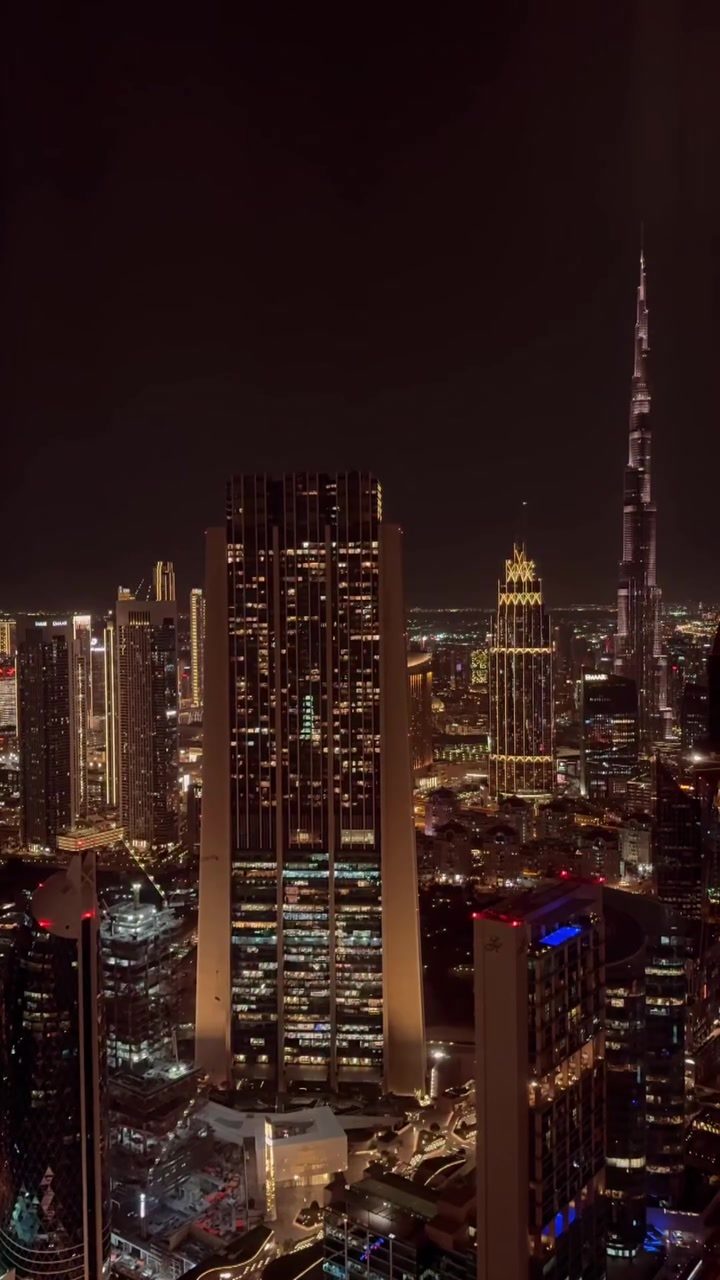 Witness Dubai's Breathtaking Nighttime Skyline