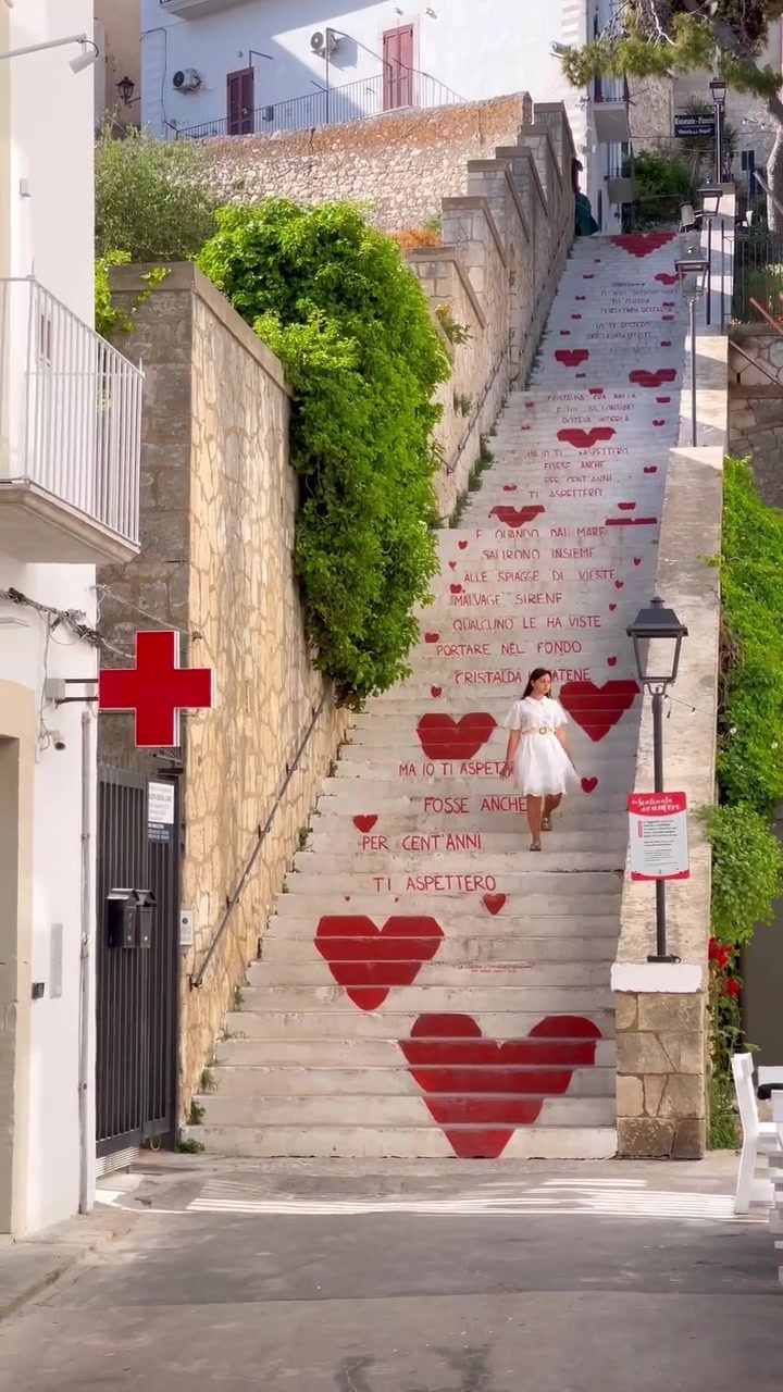 Romantic Italy: Staircases, Restaurants, and Coastal Views