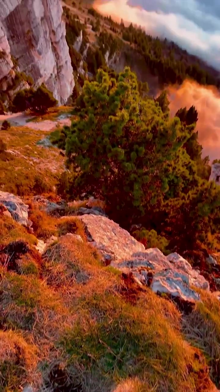 Mountain Sunrise: Peak Views at Dawn