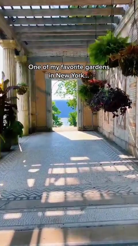 New York Garden Walkway: Scenic Pathway