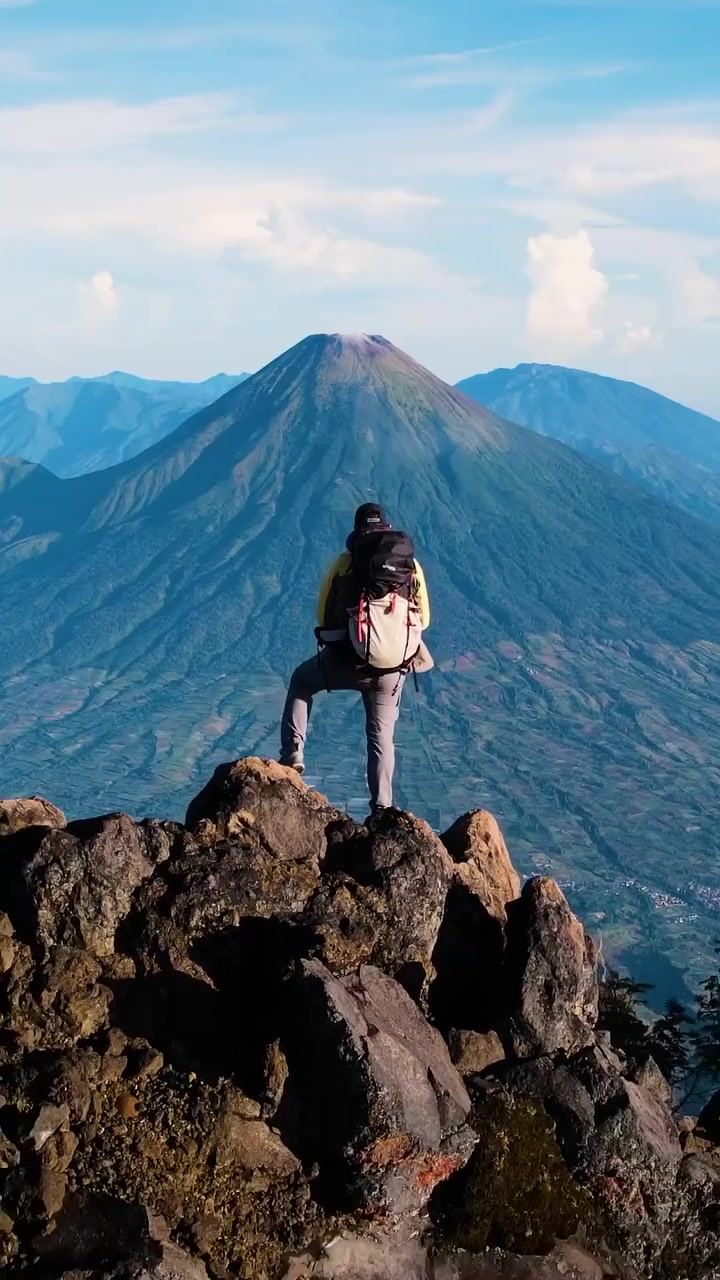 Puncak Kawah Gunung Sumbing: Epic Hike in Indonesia