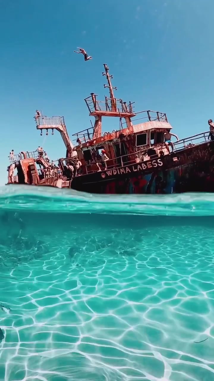 Ihebbousnina's Ship Jump into Crystal Clear Water