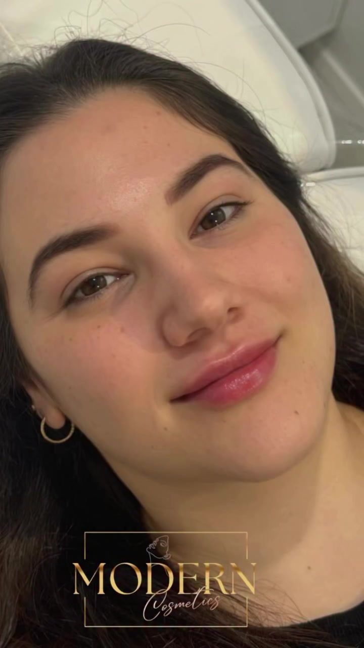 Mastering Eyeliner and Lipstick: Modern Cosmetics' Expert Technique
