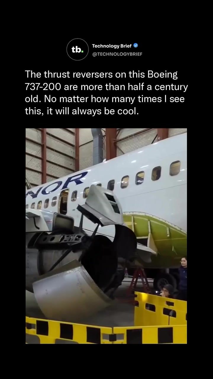 Exploring the Boeing 737-200's Iconic Bucket Thrust Reversers