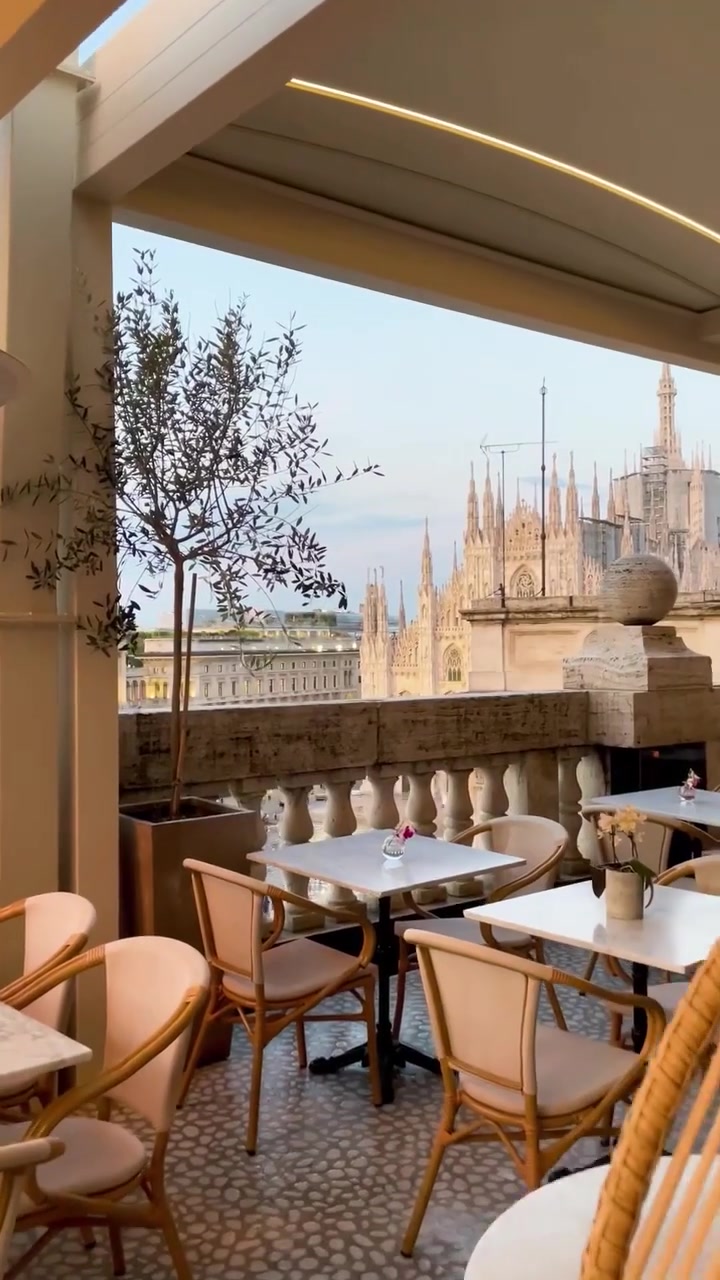 Milan Rooftop Cafe: Duomo View and Ambiance